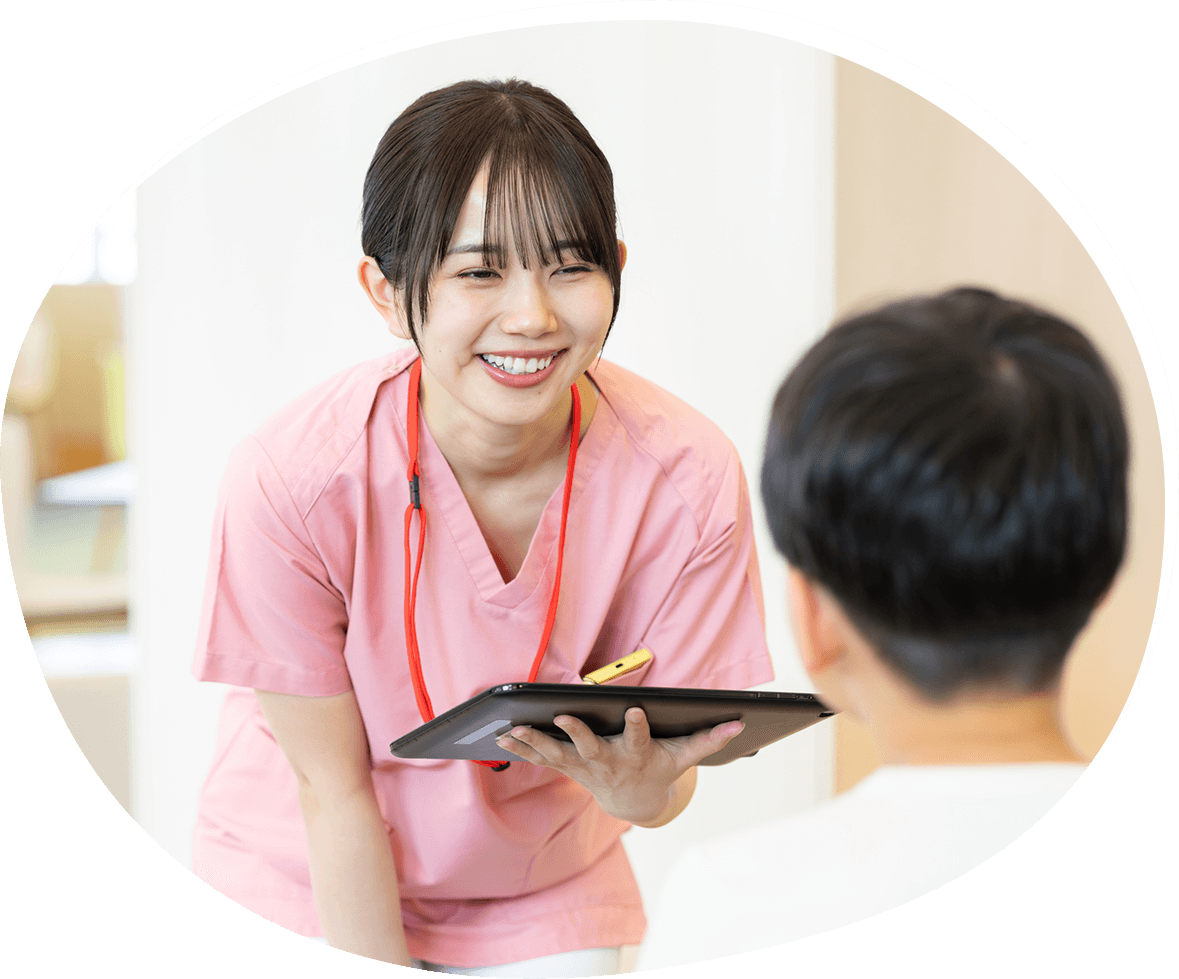 患者さんに笑顔で応対する看護師